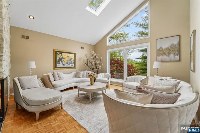 8 Union Hill Road, Denville Township, NJ 07834