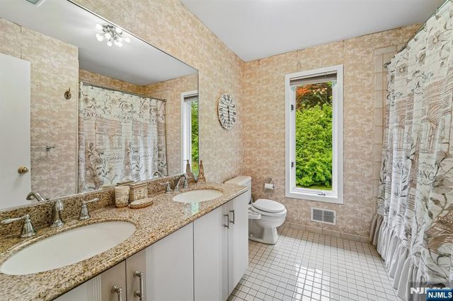 8 Union Hill Road, Denville Township, NJ 07834
