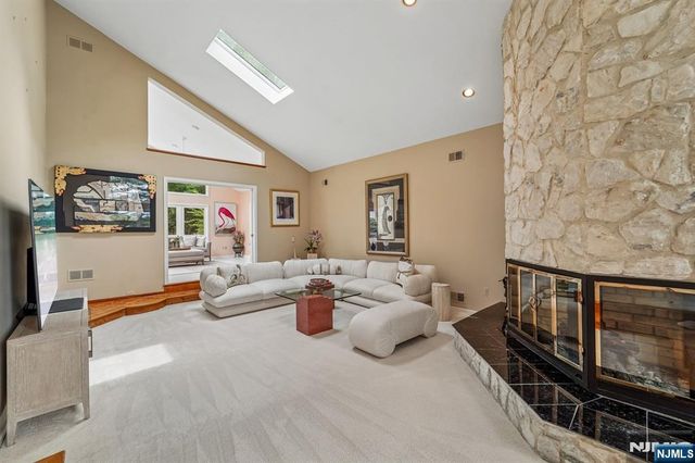 8 Union Hill Road, Denville Township, NJ 07834