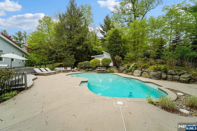 8 Union Hill Road, Denville Township, NJ 07834