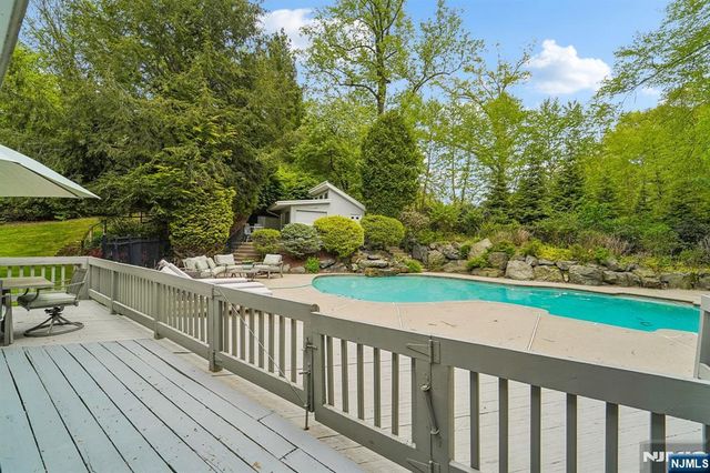 8 Union Hill Road, Denville Township, NJ 07834