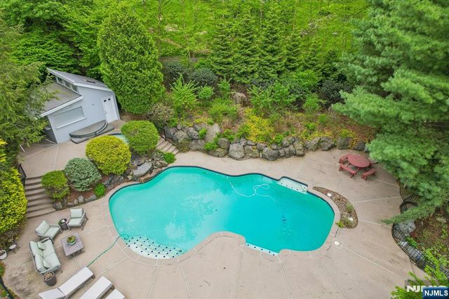 8 Union Hill Road, Denville Township, NJ 07834
