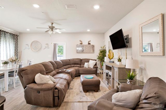 6001 Royal Port Ct, Pensacola, FL 32526