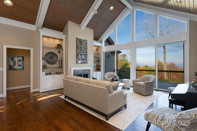 106 Woodglen Court, Flat Rock, NC 28731