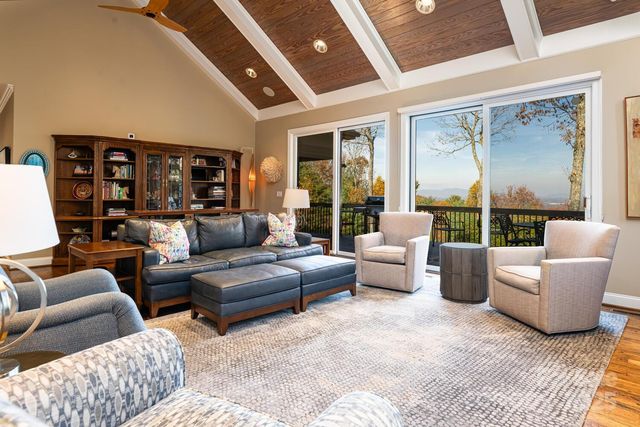 106 Woodglen Court, Flat Rock, NC 28731