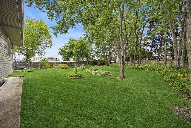 8007 Alexandria Drive, Tinley Park, IL 60477
