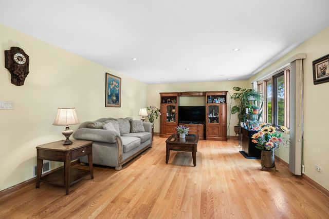 8007 Alexandria Drive, Tinley Park, IL 60477