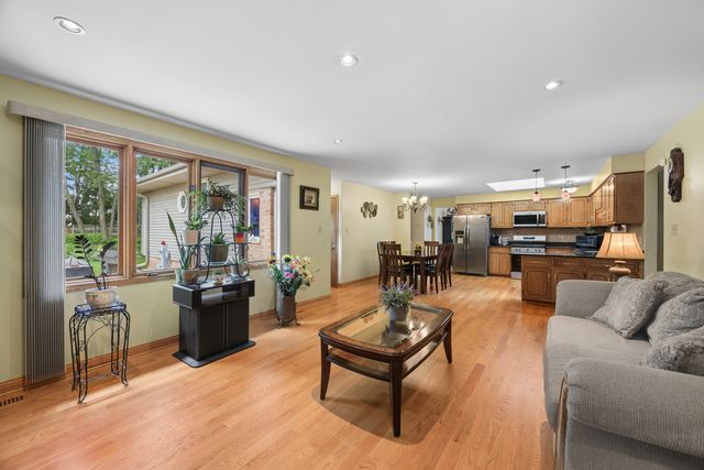 8007 Alexandria Drive, Tinley Park, IL 60477