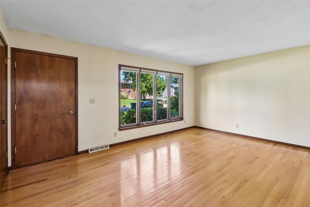 4405 73rd Street, Urbandale, IA 50322