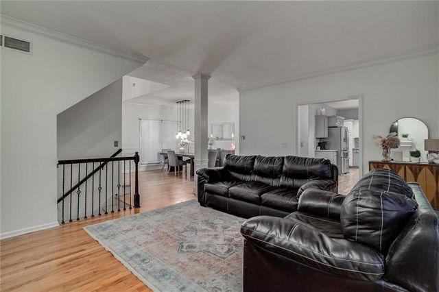 9435 N Flora Avenue, Kansas City, MO 64155