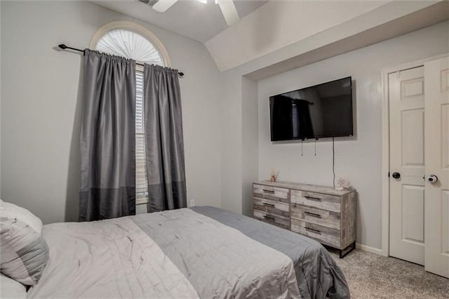 9435 N Flora Avenue, Kansas City, MO 64155