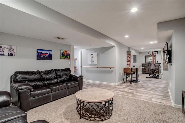 9435 N Flora Avenue, Kansas City, MO 64155