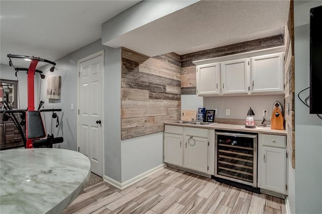 9435 N Flora Avenue, Kansas City, MO 64155