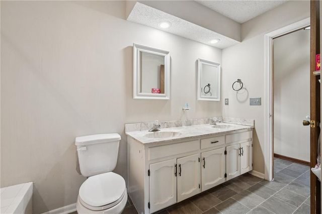 7044 N Askew Avenue, Gladstone, MO 64119