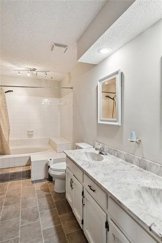 7044 N Askew Avenue, Gladstone, MO 64119