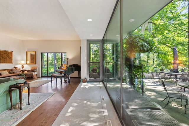 283 W Laurel Avenue, Lake Forest, IL 60045