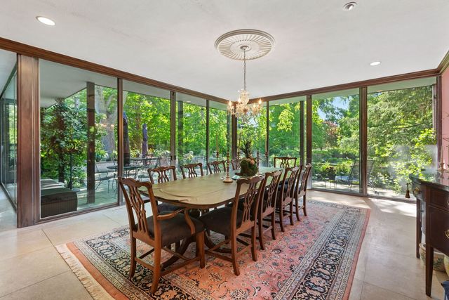 283 W Laurel Avenue, Lake Forest, IL 60045