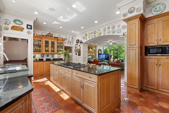 283 W Laurel Avenue, Lake Forest, IL 60045