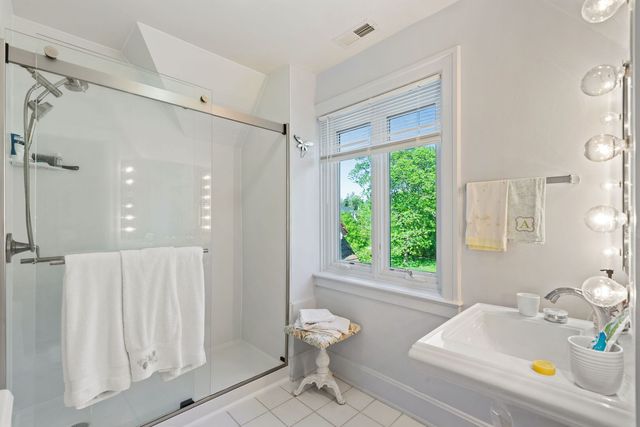 283 W Laurel Avenue, Lake Forest, IL 60045
