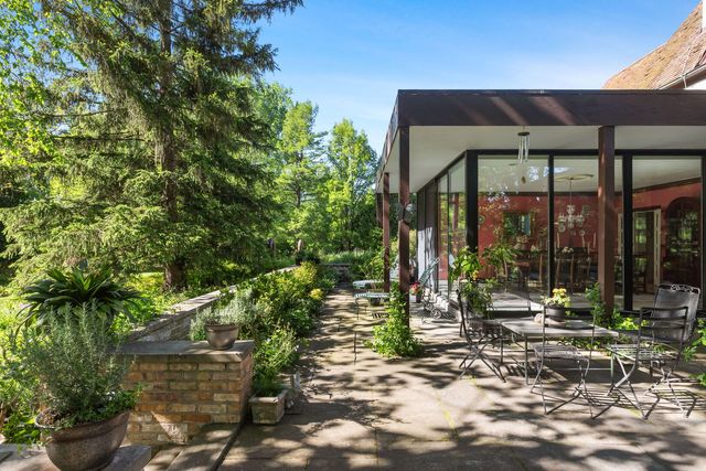 283 W Laurel Avenue, Lake Forest, IL 60045