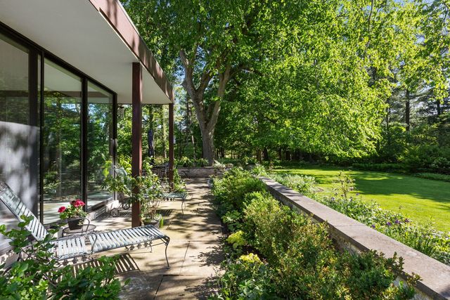 283 W Laurel Avenue, Lake Forest, IL 60045