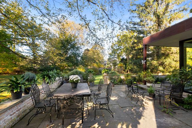283 W Laurel Avenue, Lake Forest, IL 60045