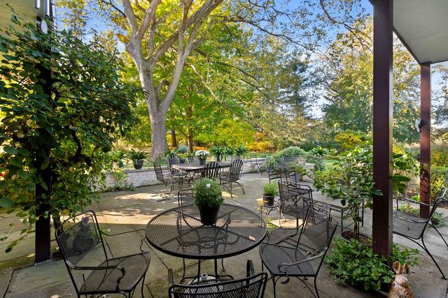 283 W Laurel Avenue, Lake Forest, IL 60045