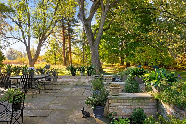 283 W Laurel Avenue, Lake Forest, IL 60045