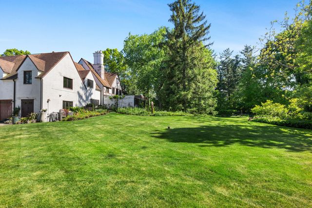 283 W Laurel Avenue, Lake Forest, IL 60045