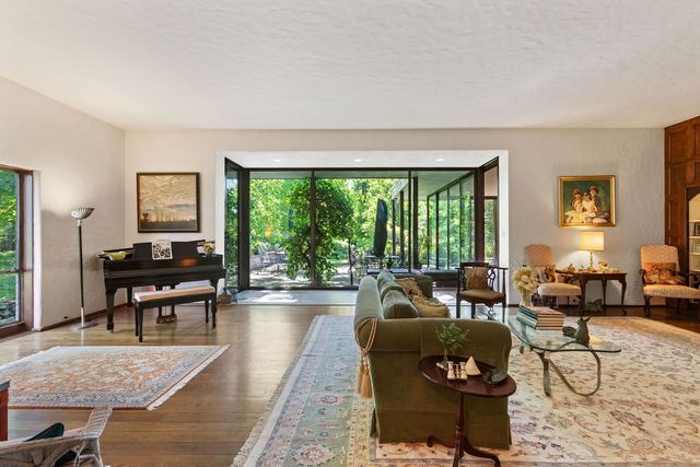 283 W Laurel Avenue, Lake Forest, IL 60045