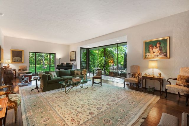 283 W Laurel Avenue, Lake Forest, IL 60045