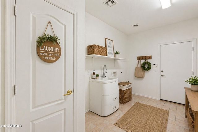 237 E DESERT HOLLY Drive, San Tan Valley, AZ 85143