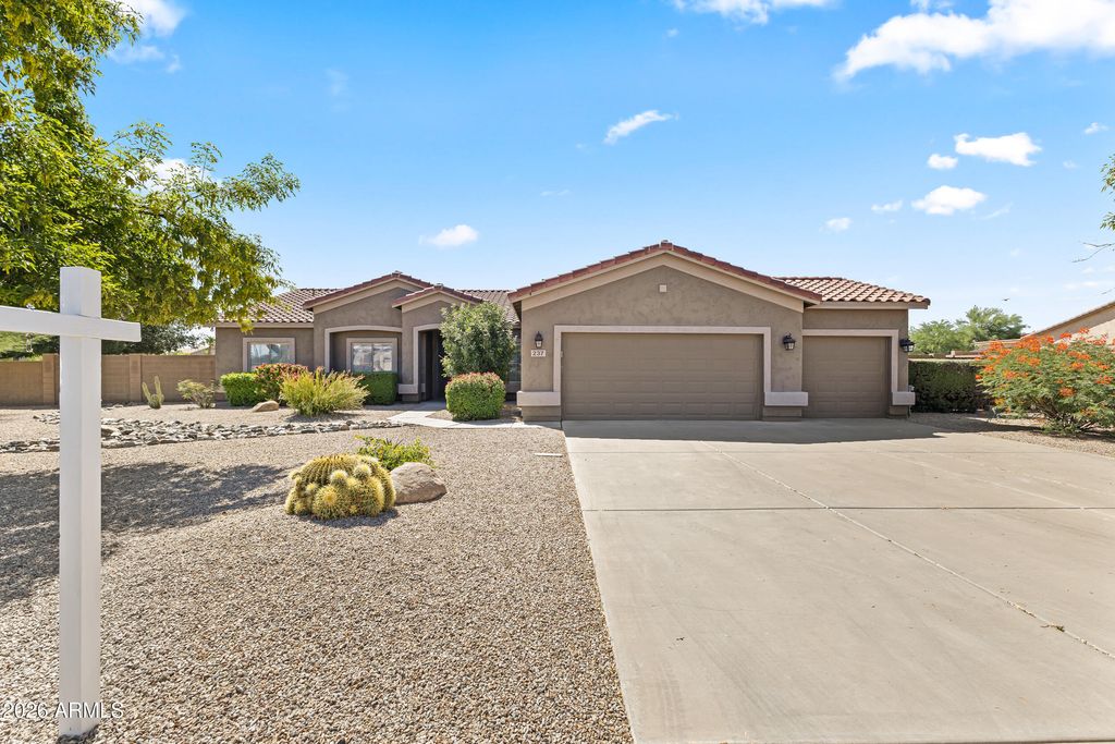 237 E DESERT HOLLY Drive, San Tan Valley, AZ 85143