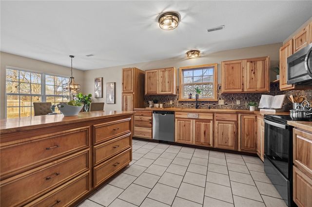 42 Rob Street, Farmington, AR 72730