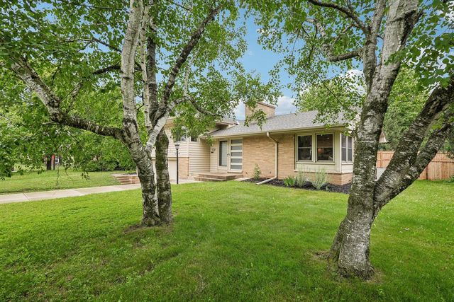 7524 W Wisconsin AVENUE, Wauwatosa, WI 53213