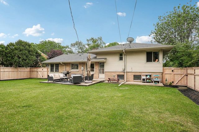 7524 W Wisconsin AVENUE, Wauwatosa, WI 53213