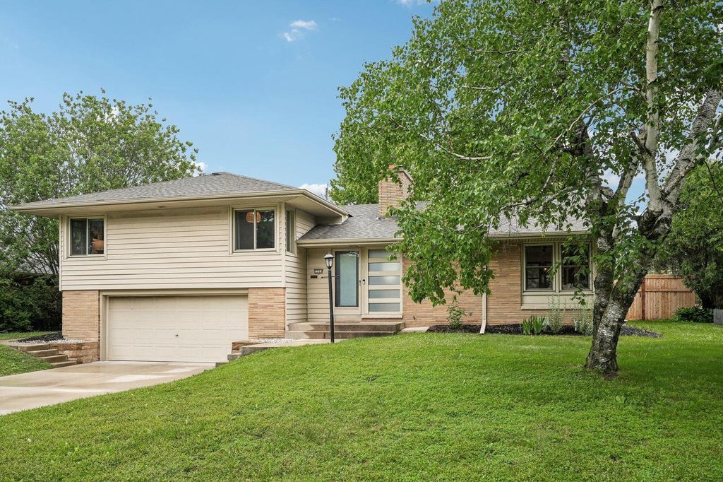 7524 W Wisconsin AVENUE, Wauwatosa, WI 53213