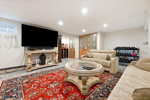 288 Brower Avenue, Rockville Centre, NY 11570