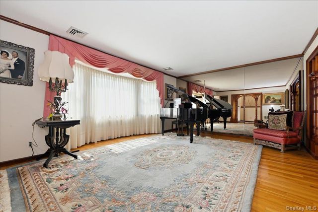288 Brower Avenue, Rockville Centre, NY 11570