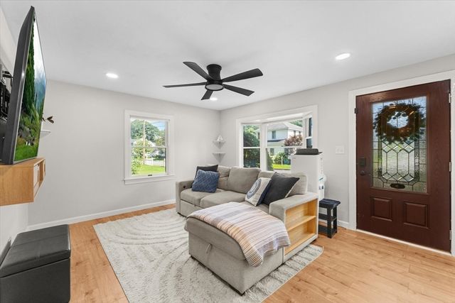 21 Fyrbeck Ave, Shrewsbury, MA 01545