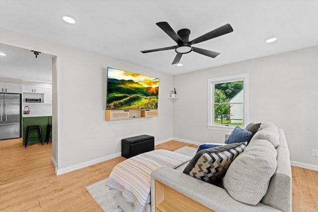 21 Fyrbeck Ave, Shrewsbury, MA 01545