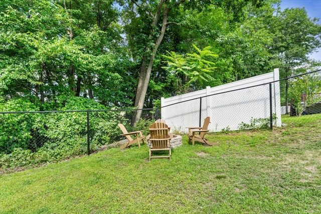 21 Fyrbeck Ave, Shrewsbury, MA 01545