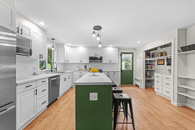 21 Fyrbeck Ave, Shrewsbury, MA 01545