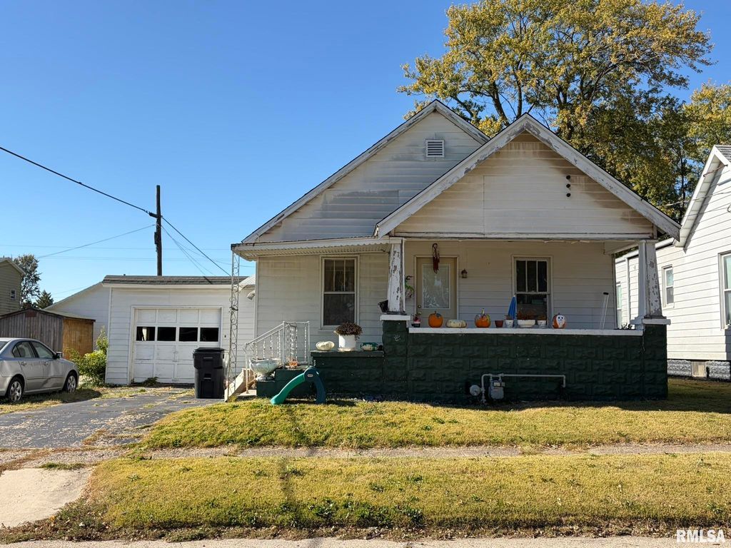 210 N 5TH Avenue, Canton, IL 61520