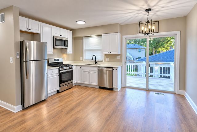 711 Southwind Drive, Carpentersville, IL 60110