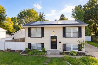 711 Southwind Drive, Carpentersville, IL 60110
