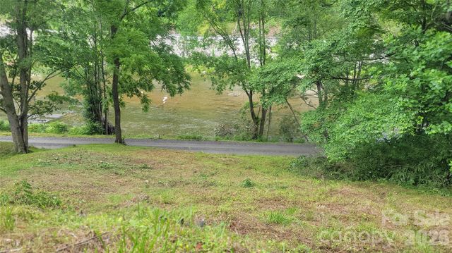 2079 Roses Branch Road, Green Mountain, NC 28740