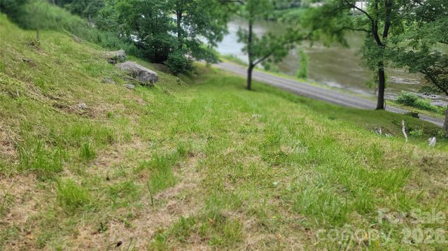 2079 Roses Branch Road, Green Mountain, NC 28740