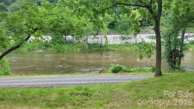 2079 Roses Branch Road, Green Mountain, NC 28740