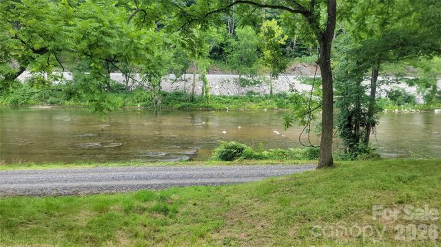 2079 Roses Branch Road, Green Mountain, NC 28740